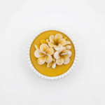 Świeca w białym pojemniku dekoracyjnym - obrazek 3