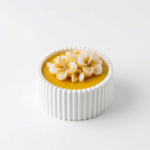 Świeca w białym pojemniku dekoracyjnym